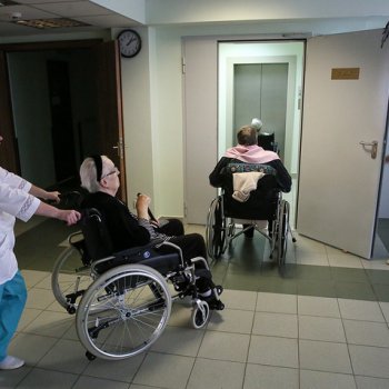 Людям, которым требуется для передвижения коляска (ходунки) обычно присваивается вторая группа инвалидности.