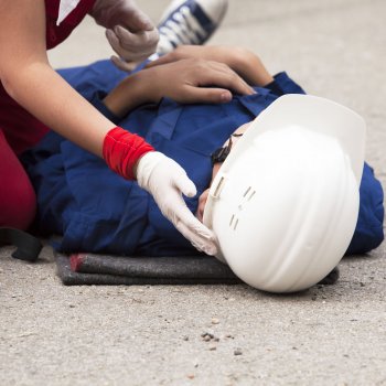 Вследствие несчастного случая, например, из-за несоблюдения техники безопасности, получить травмы руки можно и на рабочем месте.