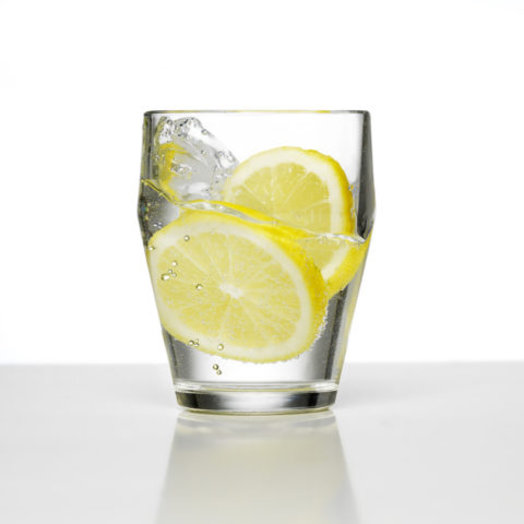 Для снятия интоксикации полезна вода с лимоном