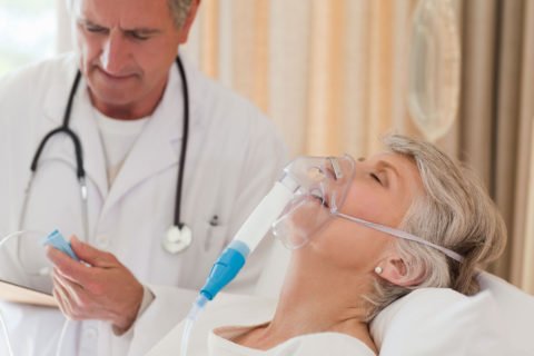 Дыхание через кислородную маску позволяет нормализовать уровень оксигенации в организме