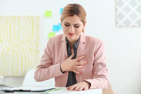 Если боли в груди сопровождаются признаками интоксикации – бегом к врачу