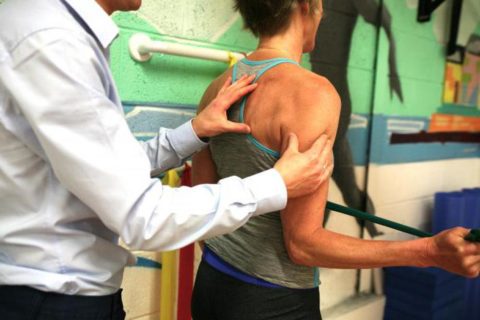 Физические нагрузки для активизации плечевого сустава после повреждения