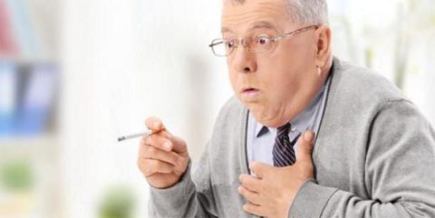 Курильщики более подвержены заболеваниями легких, причем из-за постоянного кашля патогенез может быть заметен не сразу