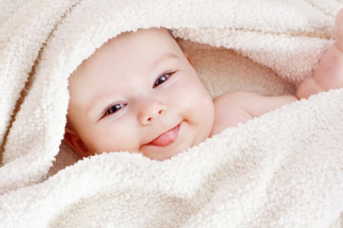 Малыш в полотенце после купания