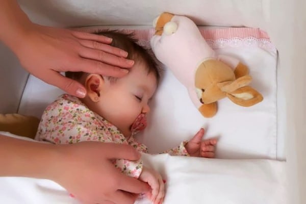 Почему ребенок потеет когда спит? Узнаем возможные причины и способы устранения симптома