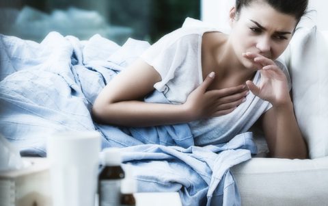 Мучительный непродуктивный кашель – один из признаков пневмоцитоза