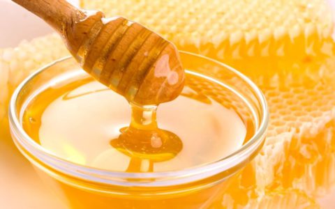 Натуральный пчелиный мед – уникальное лечебное средство, используемое народными врачевателями на протяжении многих веков.
