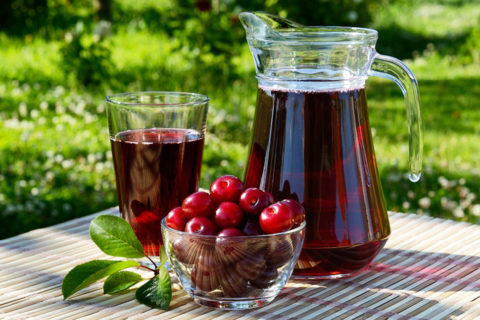 Натуральный вишневый сок поможет уменьшить кашель и укрепить иммунные силы.