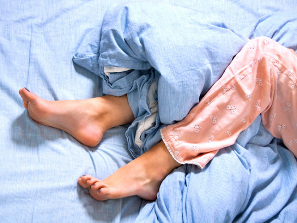 Почему перед засыпанием и во сне дёргаются ноги: причины и методы устранения симптома