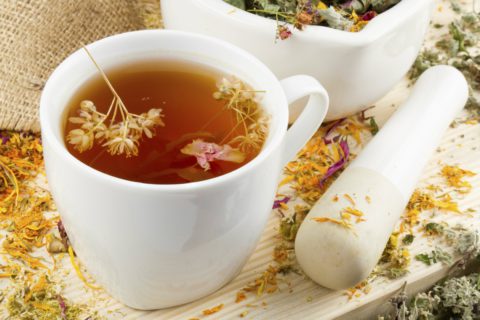 Облегчить и устранить симптомы бронхита помогут чаи, настои. Отвары целебных растений
