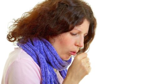 Одним из главных признаков болезни является кашель