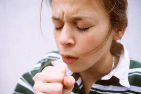 Одним из основных признаков пневмонии является кашель