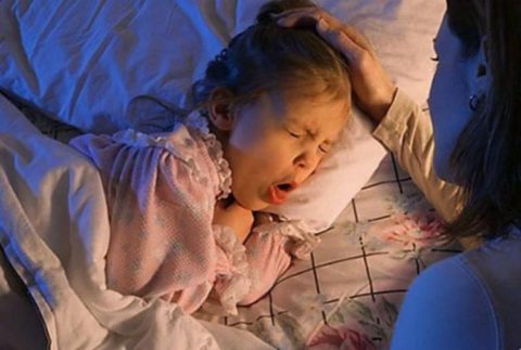 Основной признак – мучающий сухой кашель, усиливающийся при положении ребенка лежа.