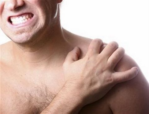 Основной признак перелома плечевой кости – это резкая жгучая боль в области удара.