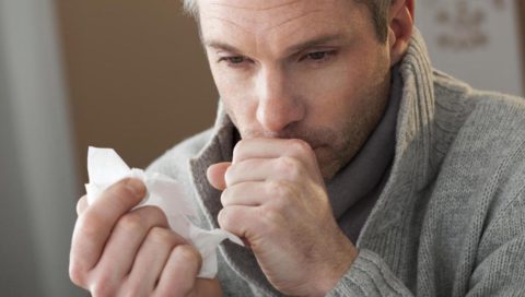 Основным симптомом плеврита выступает назойливый кашель.