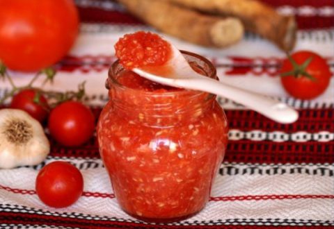 Острая приправа из чеснока, хрена и томатов поможет в считанные дни избавиться от застарелого бронхита и простуды.