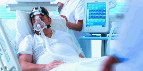 Пациент подключен к аппарату искусственной вентиляции легких.