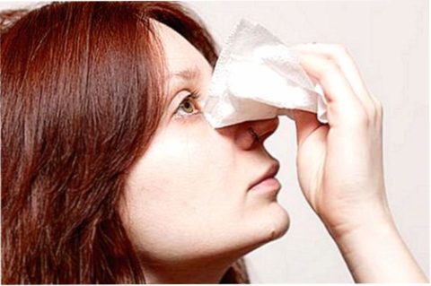 Перед тем, как определить есть перелом носа или нет, стоит приложить холод