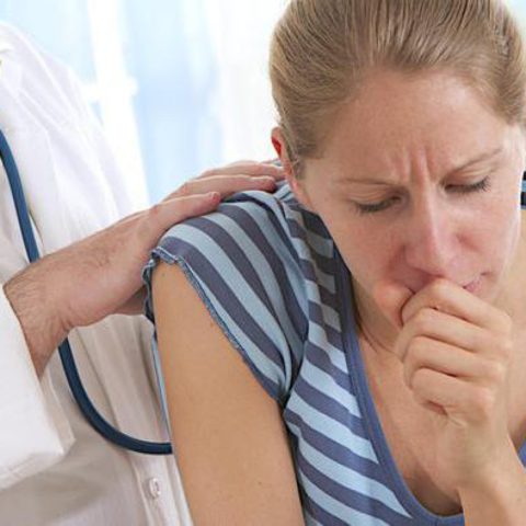 Пневмония может проявиться независимо от пола и возраста пациента.