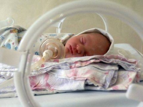 Подача кислорода недоношенному ребенку