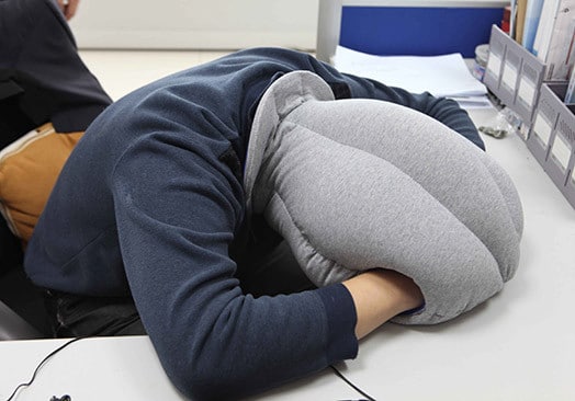 Подушка-страус для сна на рабочем месте