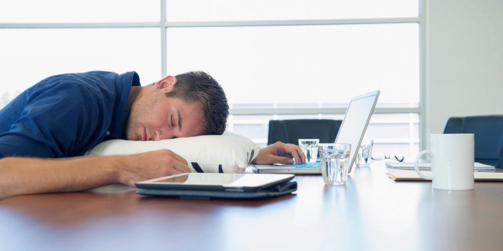 Сон в сидячем положении: угроза здоровью и практические рекомендации