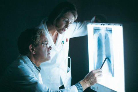 При хронической пневмонии после лечения на рентгеновском фото не видны положительные изменения легочной ткани