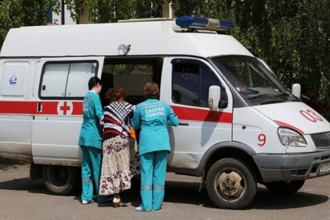 При надобности больного доставляют к клинике на машине скорой помощи, например, из села в районный центр