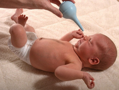 При постнатальном инфицировании у малыша появляется кашель и насморк.
