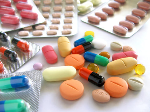 Прием антибиотиков при лечении острого бронхита должен проходить под наблюдением лечащего врача.