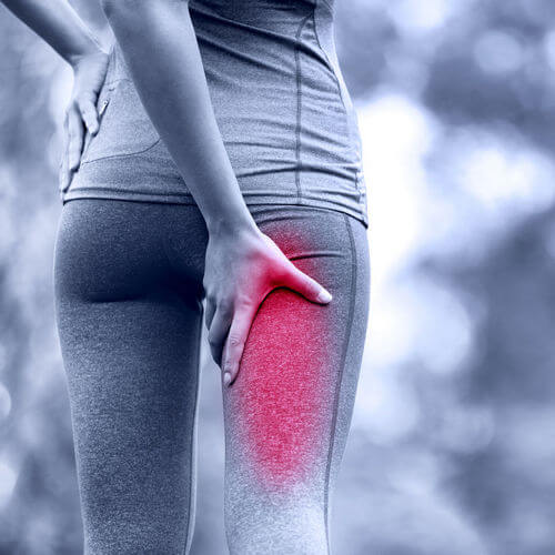 Признак воспаления седалищного нерва - боль в ноге