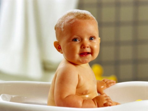 Принимать теплые ванночки с ароматическими маслами или отварами лекарственных трав можно даже детям младшей возрастной категории.