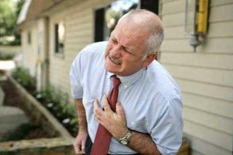 Признаки патологии часто имеют похожие симптомы с инфарктом миокарда или пневмонией, но обладают высокой степенью нарастания