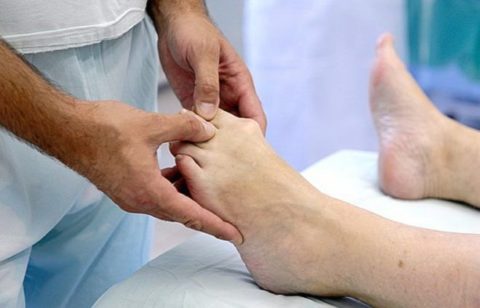 Проведение одномоментной закрытой репозиции при неосложненной форме перелома пальца ноги