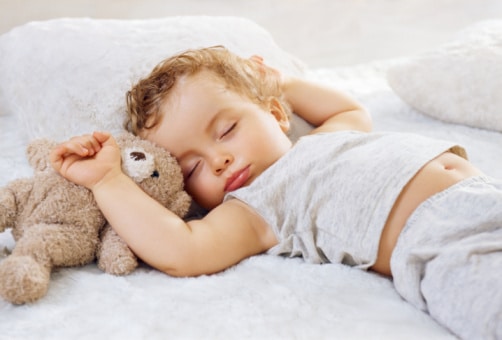 Ребёнок потеет во время сна: возможные причины и способы устранения симптома
