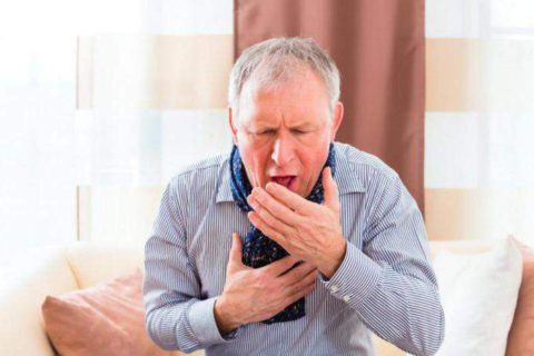 Сильный кашель при высокой температуре один из признаков пневмонии