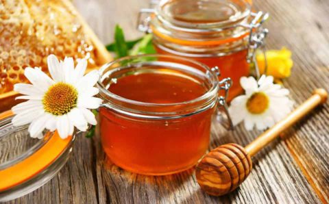 Смешивание жира с медом позволяет несколько смягчить неприятные вкусовые качества продукта.