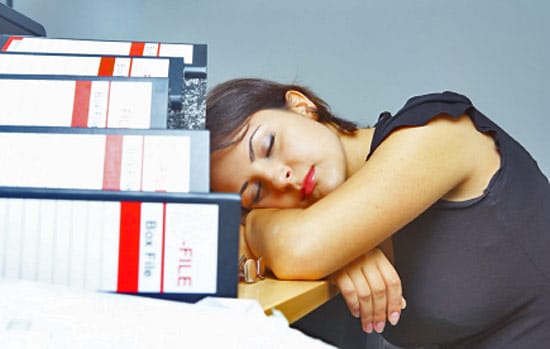 Как прогнать сонливость на работе: эффективные средства для бодрости