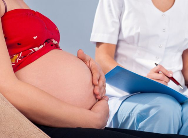 Обследование беременной у врача