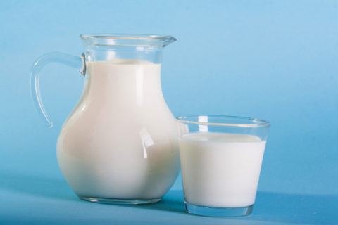 Свежее теплое молоко в сочетании с иными снадобьями является практически уникальным средством, используемым для лечения множества заболеваний, в том числе, бронхита.