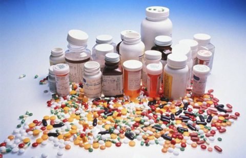Терапия заболевания включает в себя ряд препаратов из нескольких групп лекарственных средств.