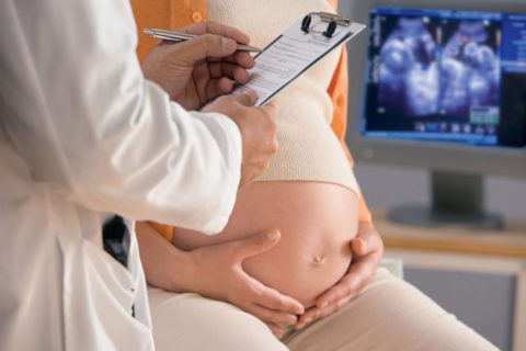 Во время беременности опасными могут быть даже привычные медицинские процедуры