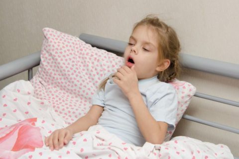 Ввиду специфики заболевания, типичным его симптомом, независимо от стадии и формы бронхита, является сильный кашель.