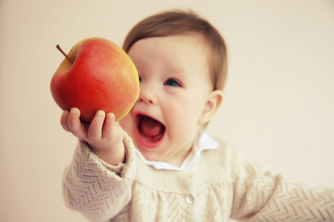 Яблоко в руке у ребенка