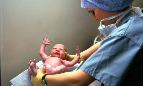 Заболевание проявляется в первые дни жизни малыша.