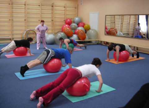 Занятия физкультурой проводятся под руководством инструктора
