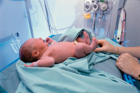 Женщину помещают в стационар сразу после рождения ребенка.